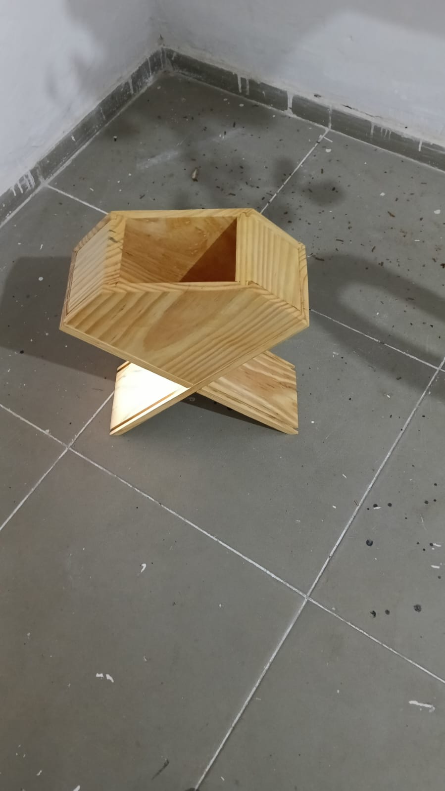 Vaso Transbordante geométrico em madeira pinus com facetas triangulares