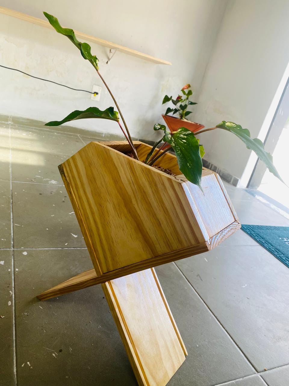 Cachepô geométrico em madeira pinus em ambiente residencial